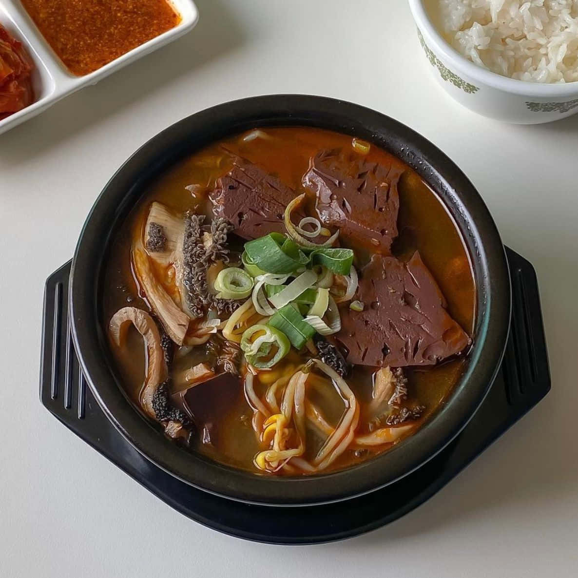Minimalist Food 桌布 壁紙 — 一碗熱騰騰的韓國牛肉湯，加入血豆腐和芽菜，以蔥花點綴。