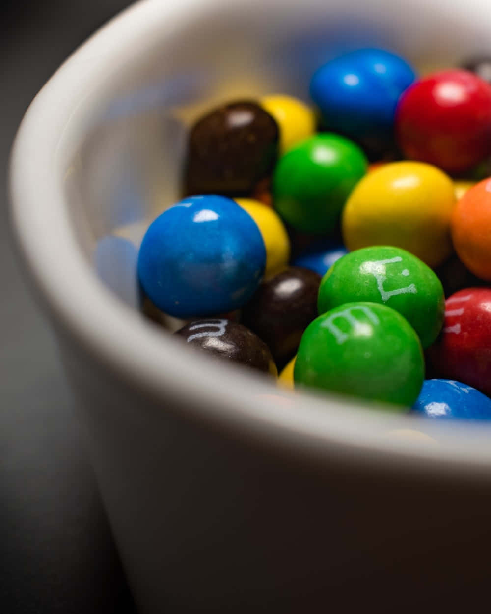 一碗色彩繽紛的M&M's 壁紙