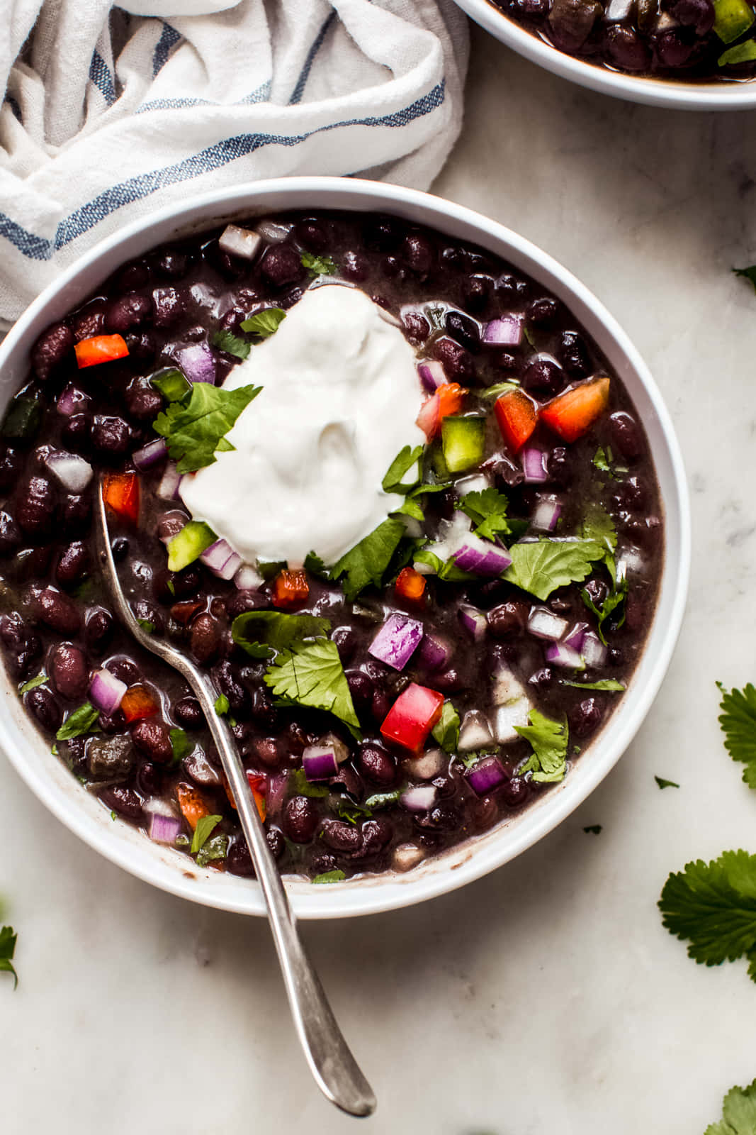 Black Bean Soup 桌布 壁紙 — 一碗黑豆沙律，上面放有酸忌廉、芫荽和切粒蔬菜，置於大理石表面上。