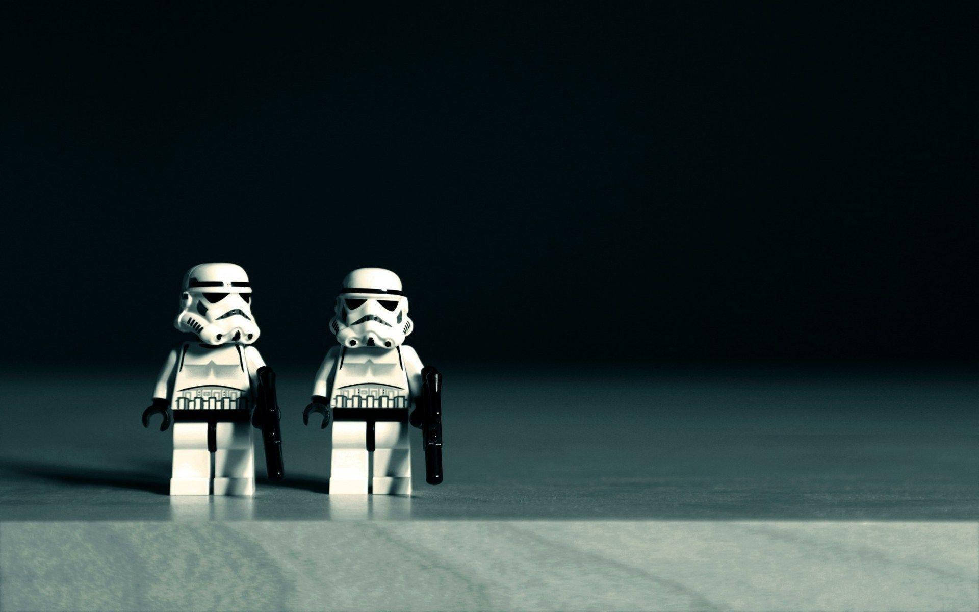兩個LEGO風暴兵在昏暗光線中站立，背景深色。