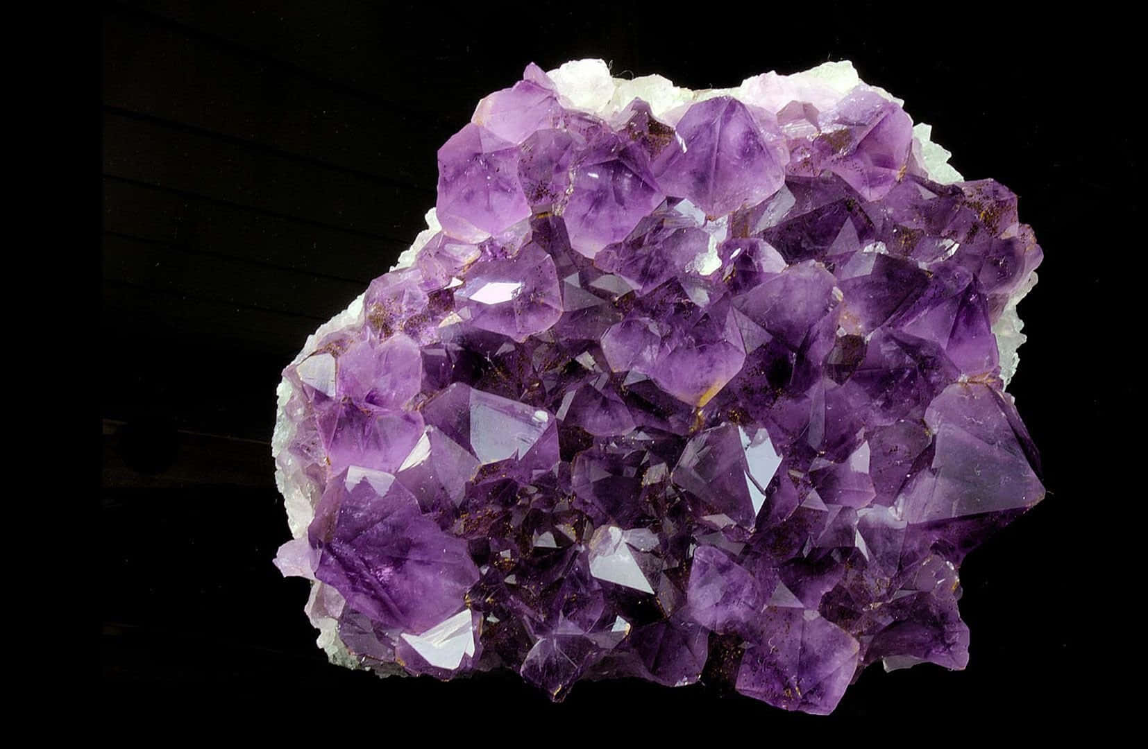 Amethyst 桌布 壁紙 — 一簇令人驚嘆的深紫色紫水晶在純黑背景下閃閃發光。