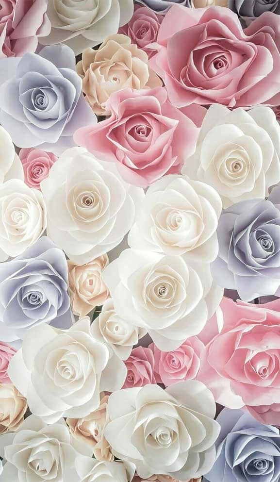Cute Flower 桌布 壁紙 — 一簇密集的粉彩玫瑰，呈現粉紅、薰衣草和奶油色調，光線柔和，花瓣質感細膩。