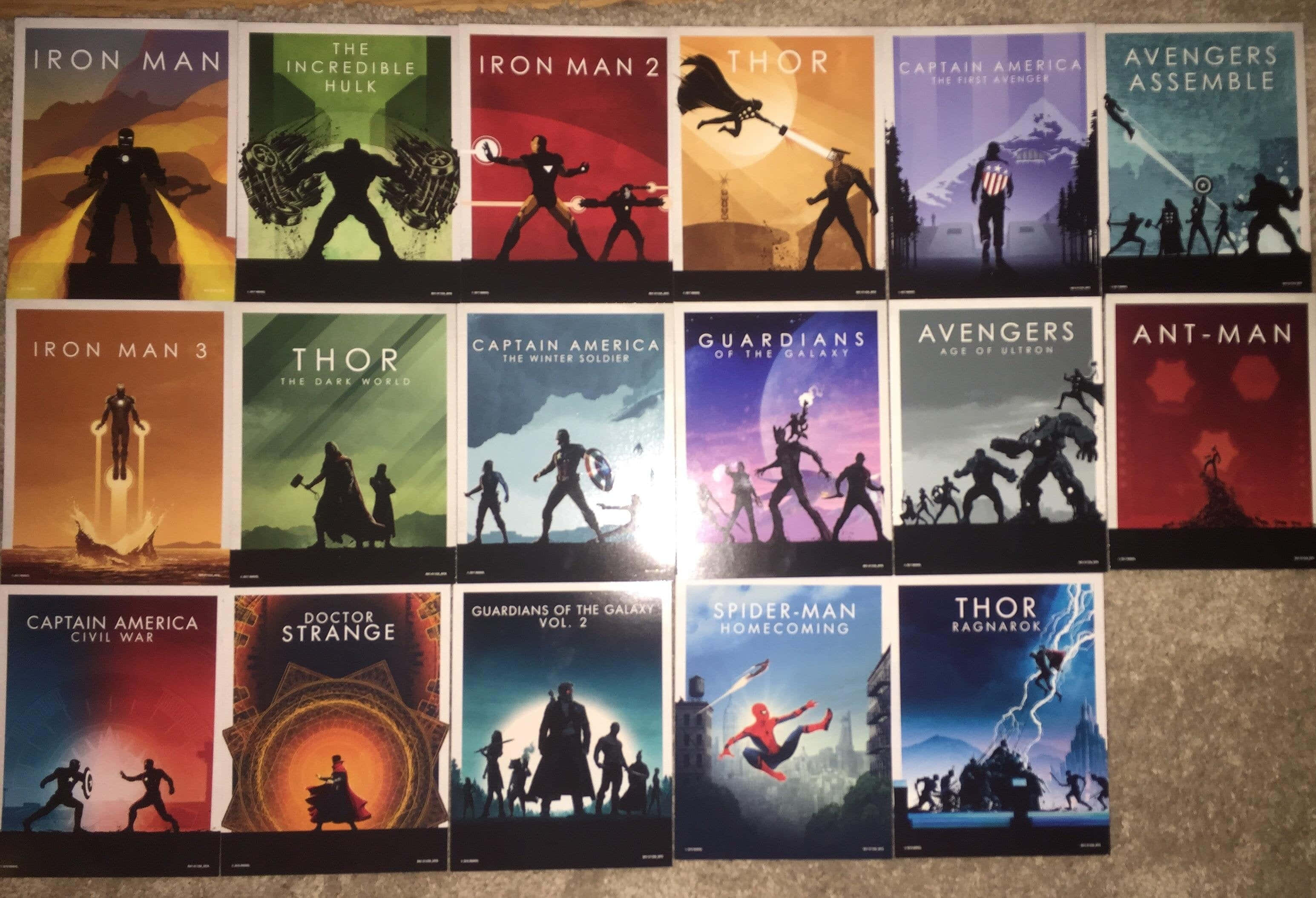 Mcu Phase Three 桌布 壁紙 — 一系列Marvel電影海報鋪設在地毯地板上，以鮮豔背景襯托超級英雄剪影。
