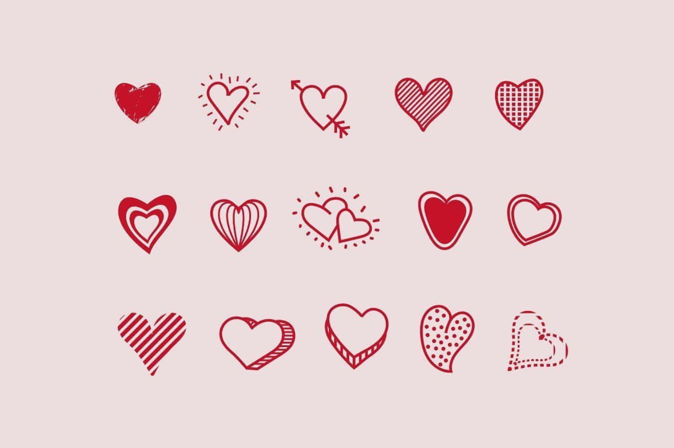 Heart Doodle 桌布 壁紙 — 一系列紅色手繪心形圖標，帶有各種圖案和風格，置於柔和粉紅色背景上。