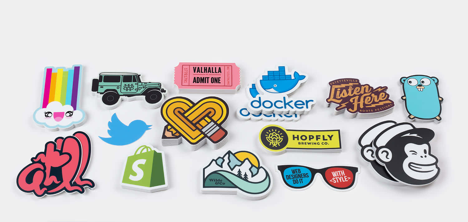 Cute Stickers 桌布 壁紙 — 一系列色彩繽紛的品牌貼紙，包含 Docker、GitHub 和 Twitter 等標誌和圖標，排列在純白色表面上。