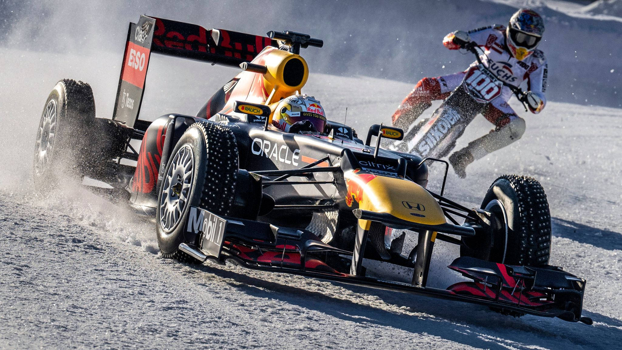 Verstappen 桌布 壁紙 — 一級方程式賽車和雪地摩托車在雪地賽道上並肩競速，高速揚起雪花。