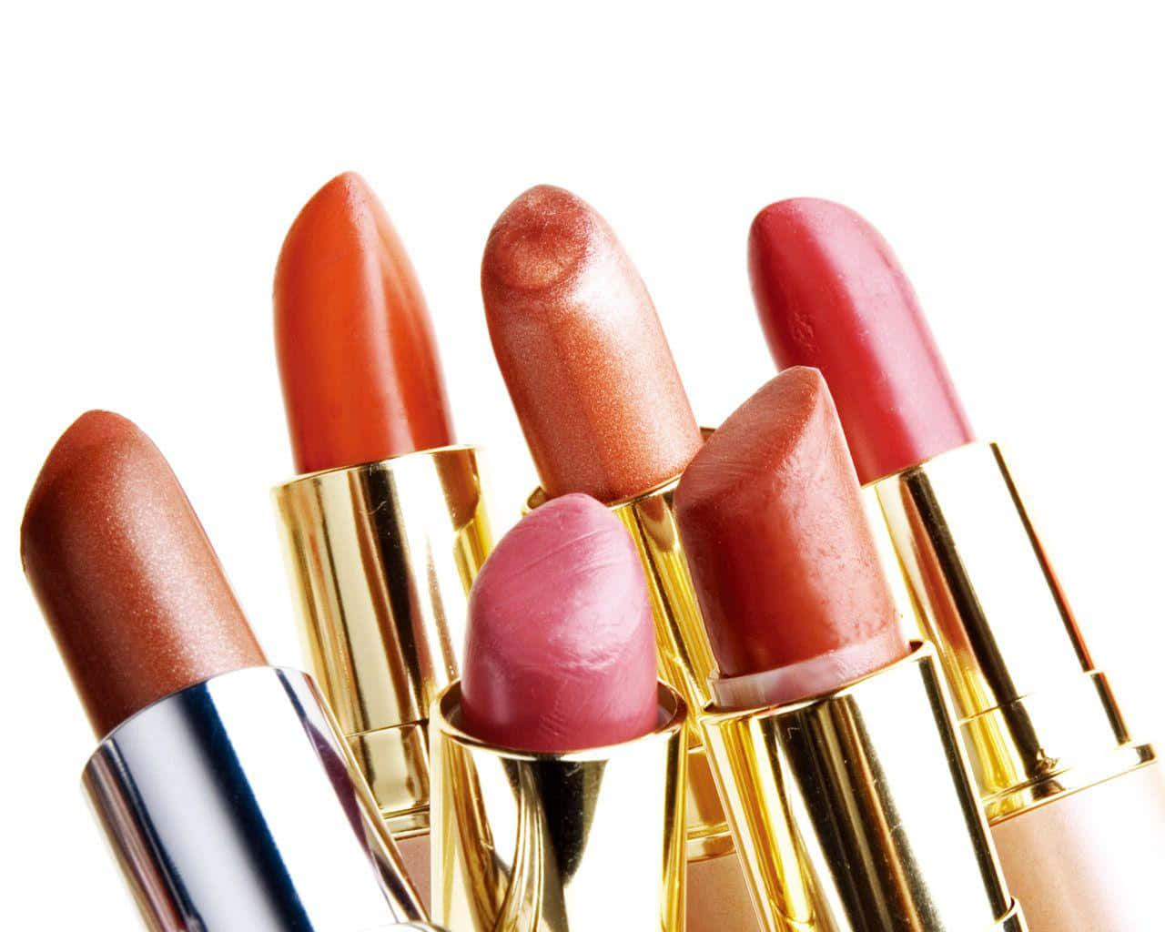 Cosmetics 桌布 壁紙 — 一組奢華唇膏，暖色調，配金色和銀色蓋子，在純白背景上。