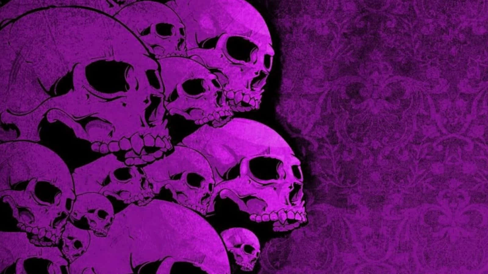 Spooky Halloween 桌布 壁紙 — 一組風格化的紫色骷髏頭，帶有黑色輪廓，背景為有紋理的紫色錦緞。