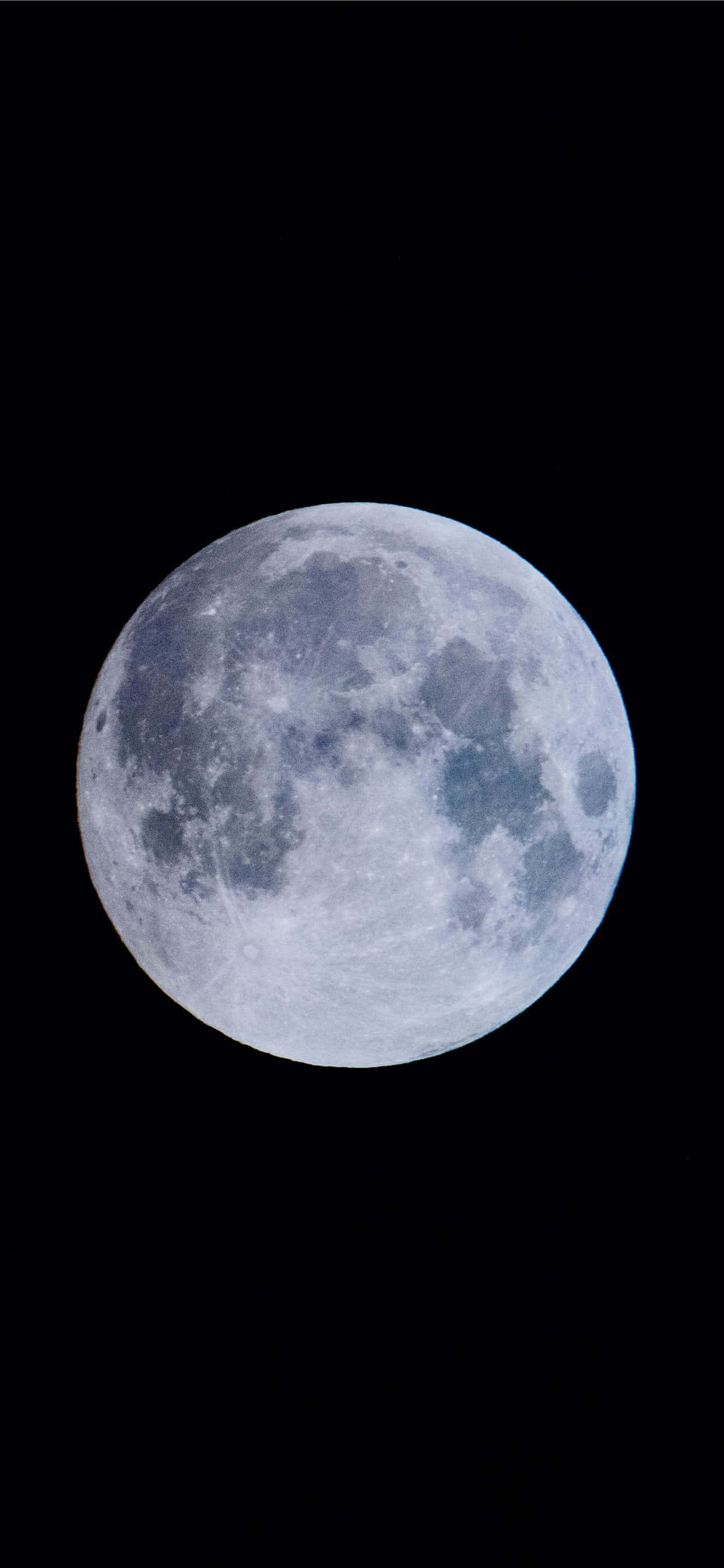 一縷月光在午夜黑iPhone上投下倒影 壁紙 — 一個詳細的滿月，隕石坑和月海在深黑色的天空中柔和發光。