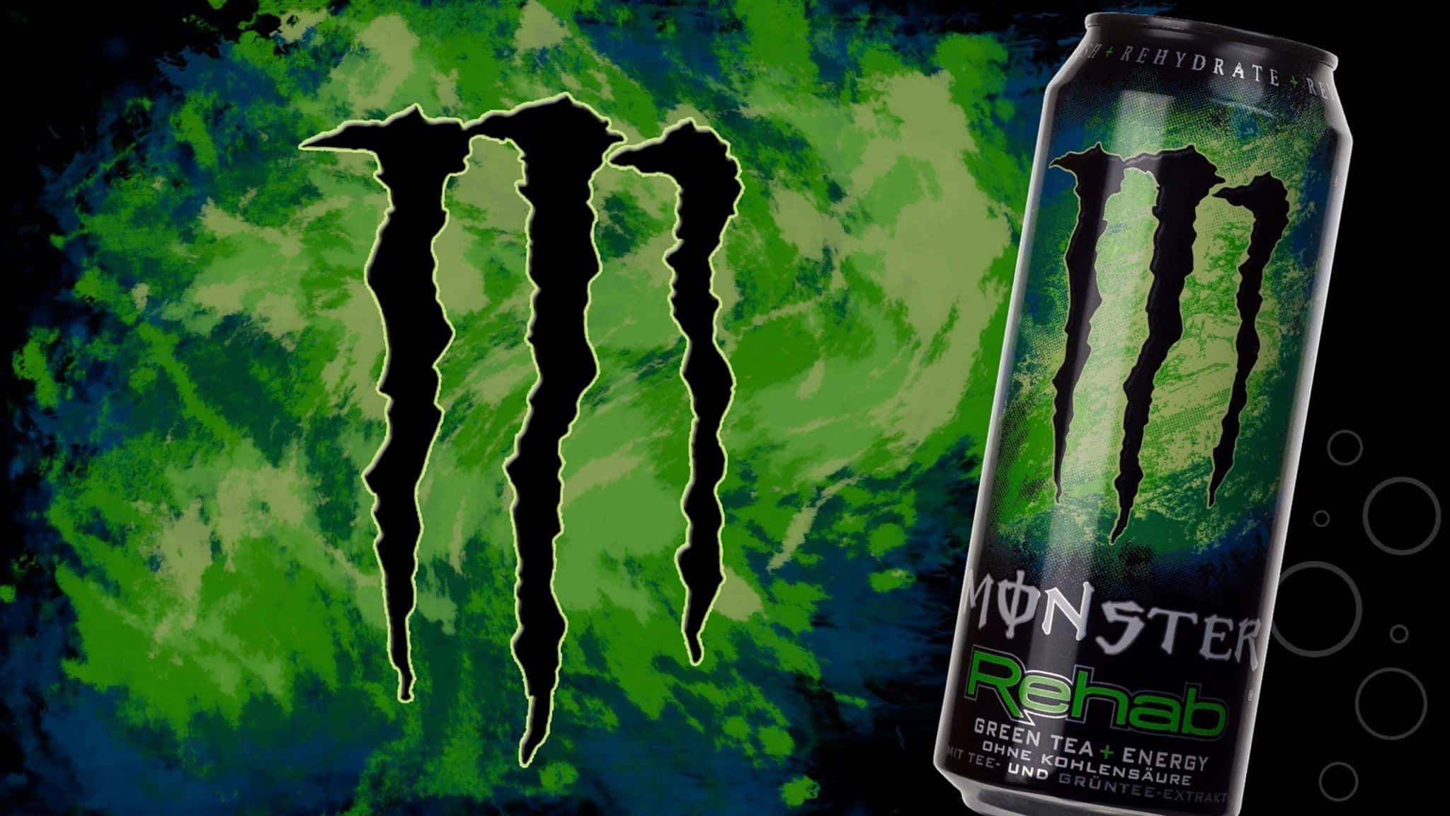 Monster Energy 桌布 壁紙 — 一罐Monster Rehab能量飲品矗立在充滿活力的綠色和藍色抽象背景前，帶有品牌的爪形標誌。
