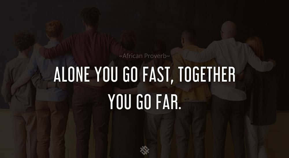 Teamwork Memes 桌布 壁紙 — 一群不同背景的人背對背站著，手臂相連，在深色背景上展示勵志語錄。