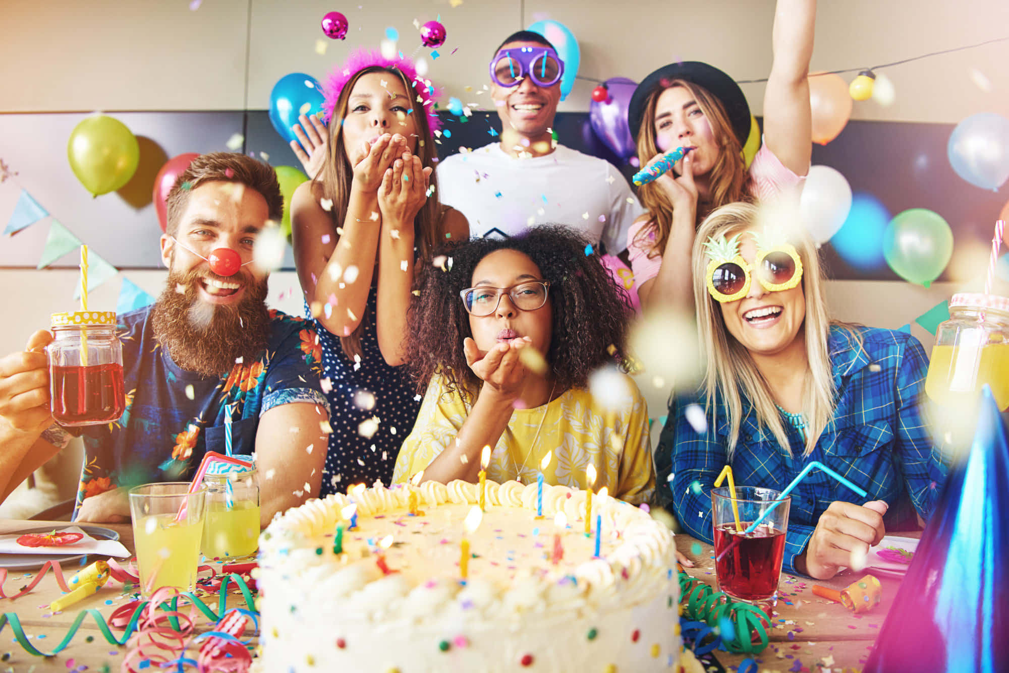 一群人正在慶祝生日 壁紙