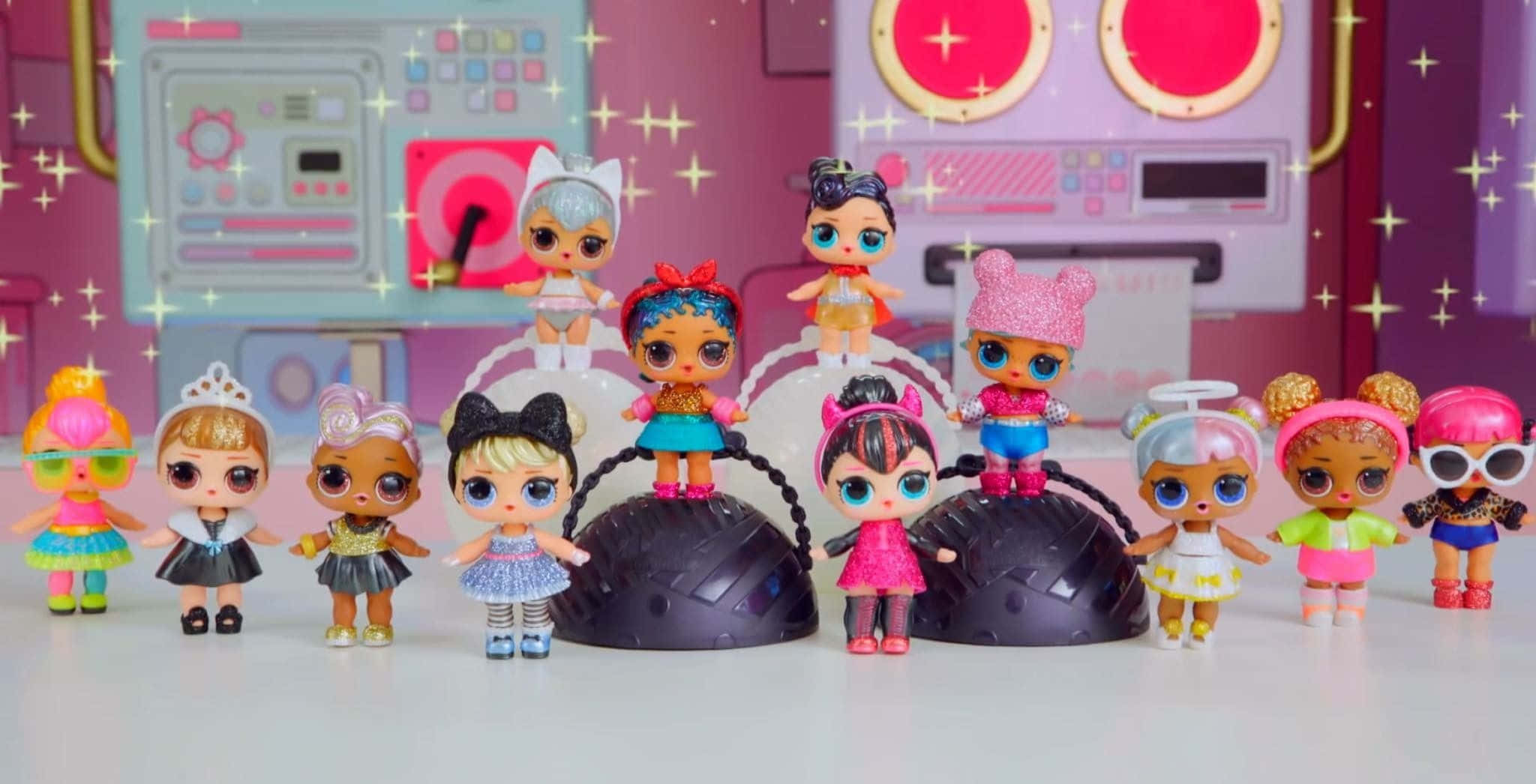 Lol Doll 桌布 壁紙 — 一群充滿活力的LOL Surprise公仔在閃閃發光的粉紅色實驗室中擺姿勢，配備未來主義設備和閃光。