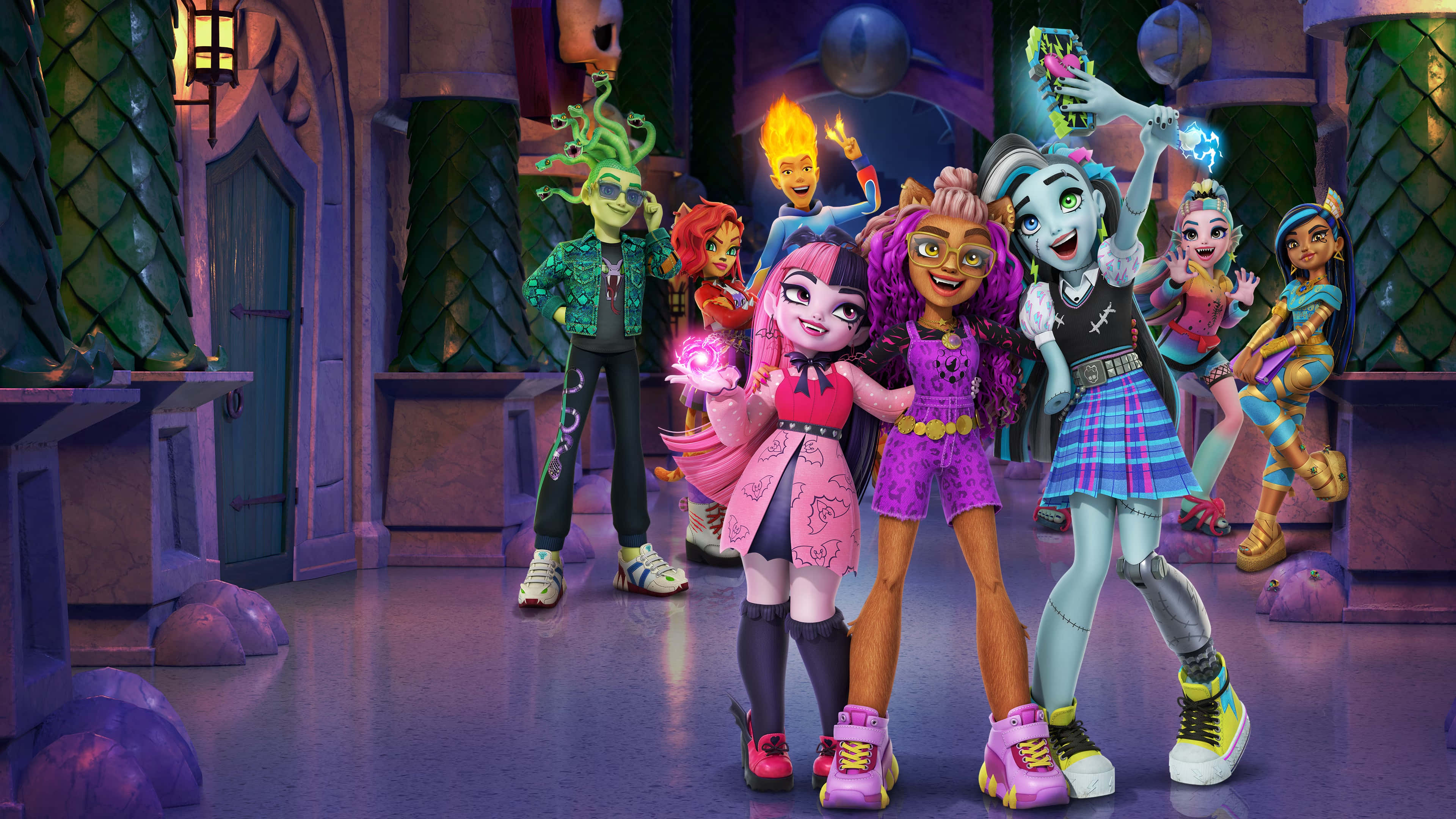 Monster High 桌布 壁紙 — 一群充滿活力的Monster High角色在陰森多彩的城堡走廊中愉快地擺姿勢，帶有發光效果。