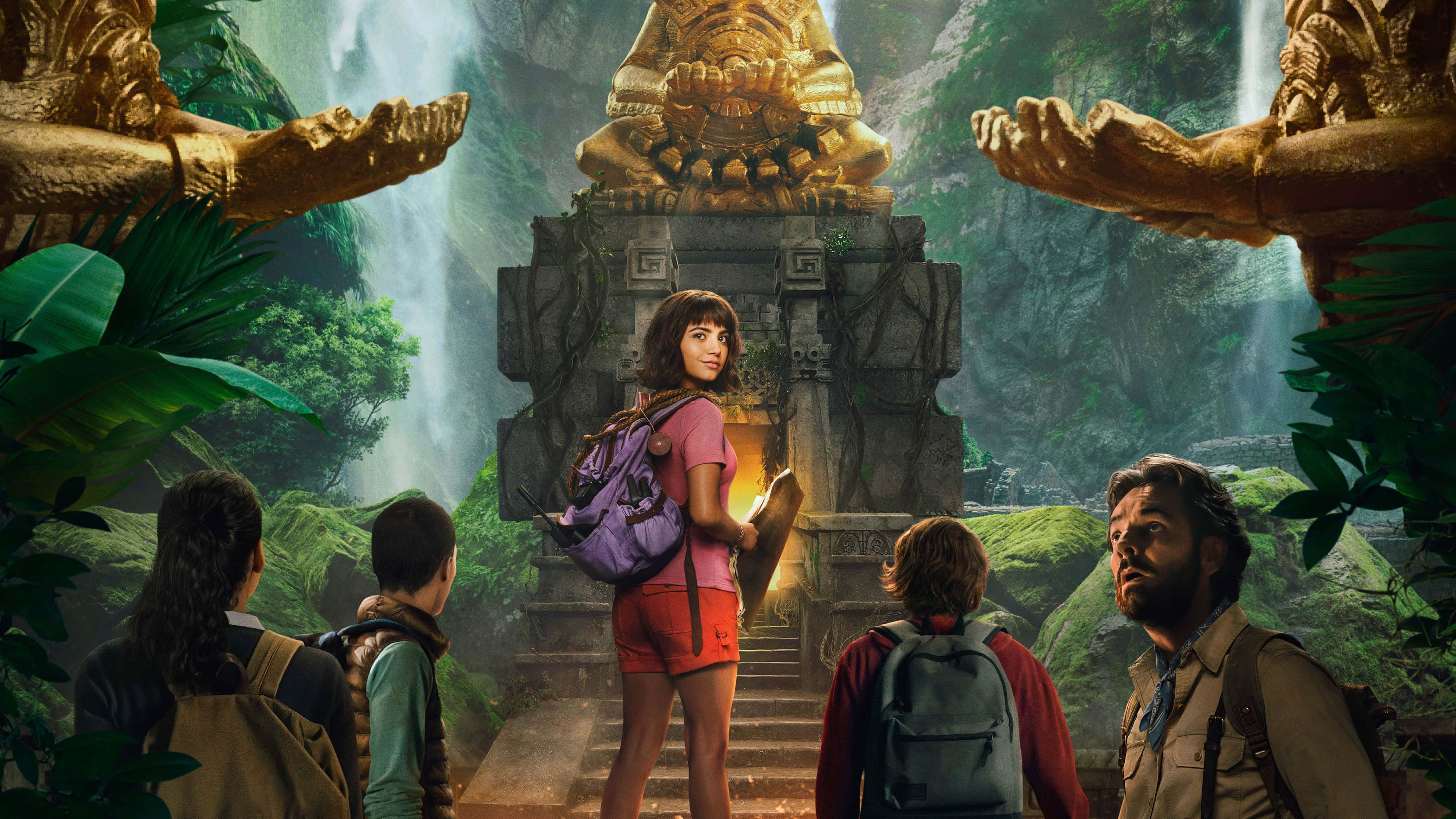 Dora 桌布 壁紙 — 一群冒險家站在一個綠意盎然的叢林寺廟中，面對著一座金色雕像，周圍有層疊的瀑布。