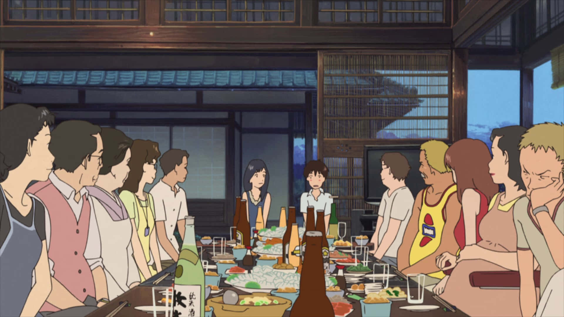 Summer Wars 桌布 壁紙 — 一群動畫人物在黃昏時分聚集在傳統日式房間裡，圍著一張擺滿食物和飲料的長桌。