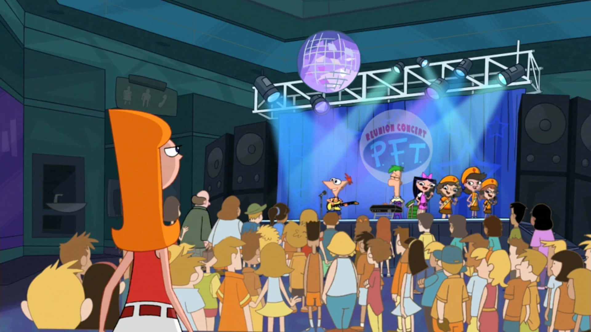 Phineas And Ferb 桌布 壁紙 — 一群動畫人群在昏暗的音樂廳中觀看樂隊在迪斯科球下表演。
