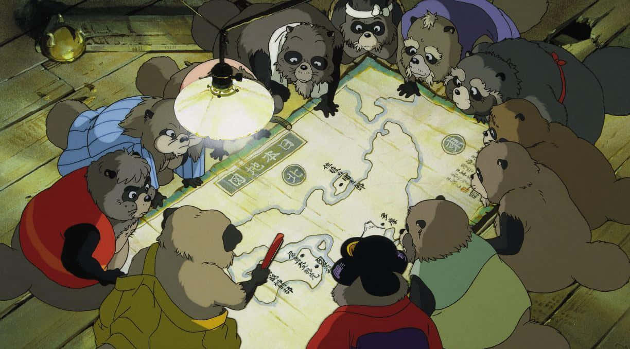 pom poko 桌布 壁紙 — 一群動畫浣熊聚集在木地板上懸掛的燈下，圍繞著一張發光的地圖。