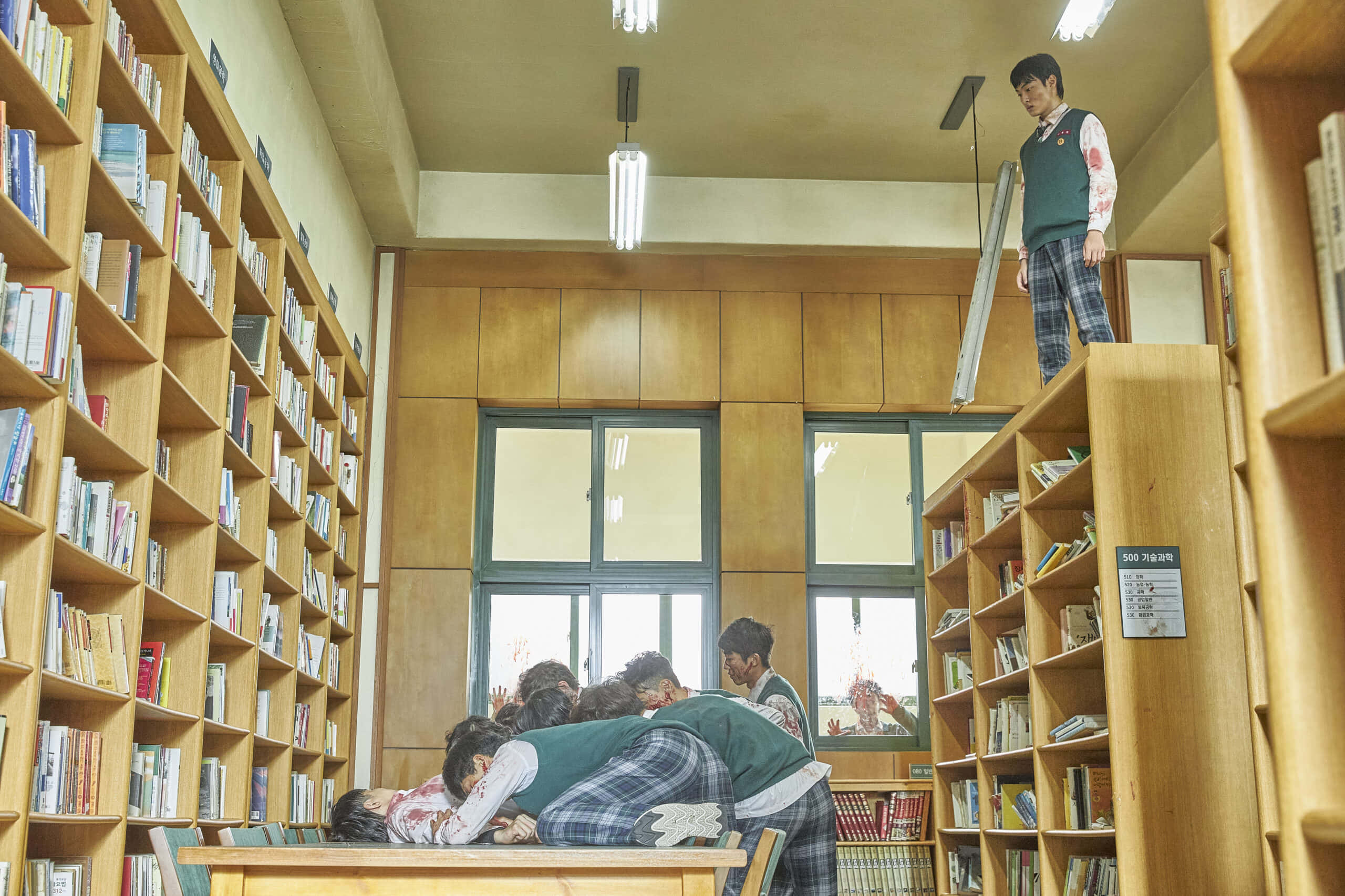 一群孩子坐在圖書館裡 壁紙