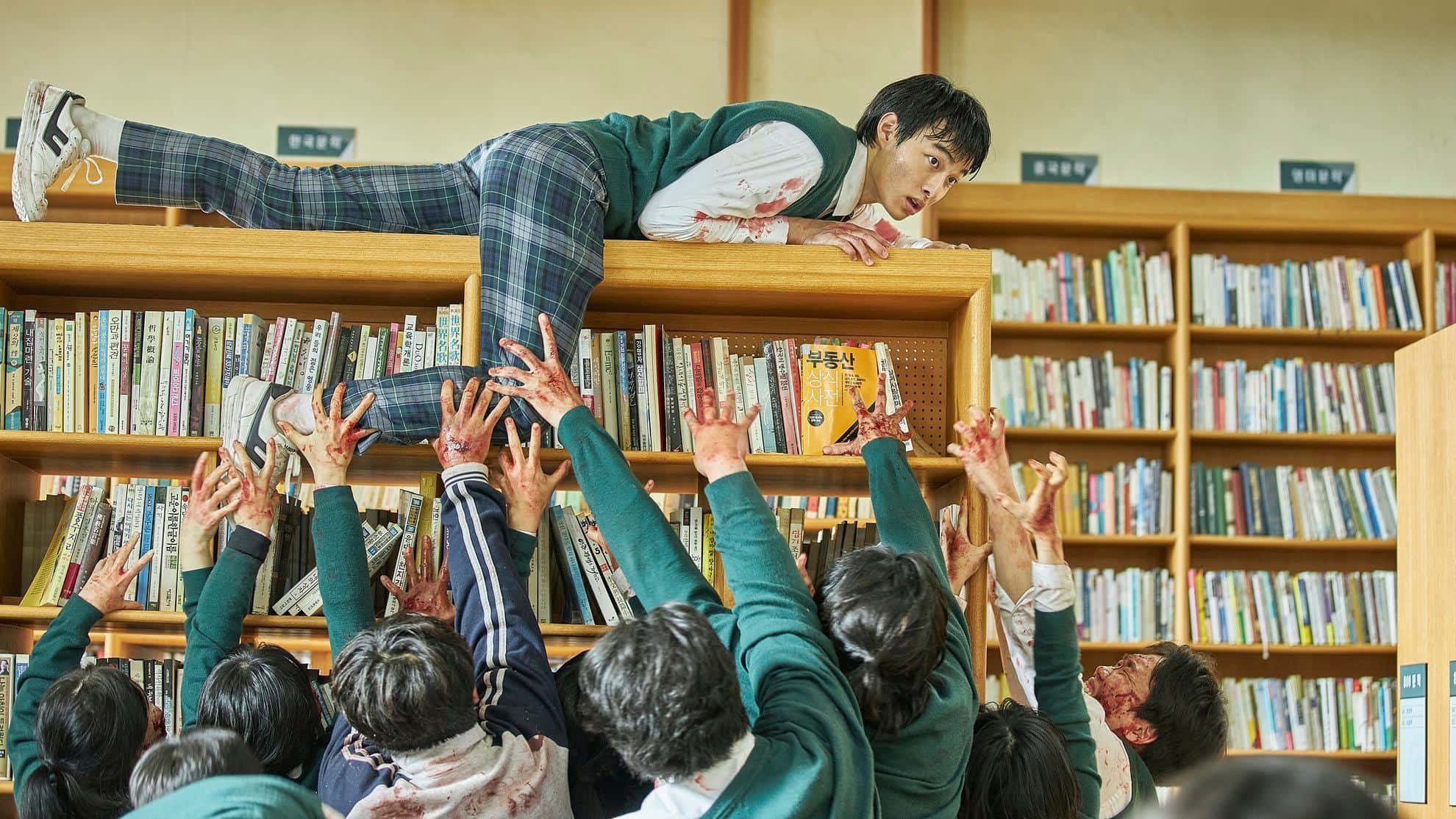 一群學生在書架頂上跳躍 壁紙