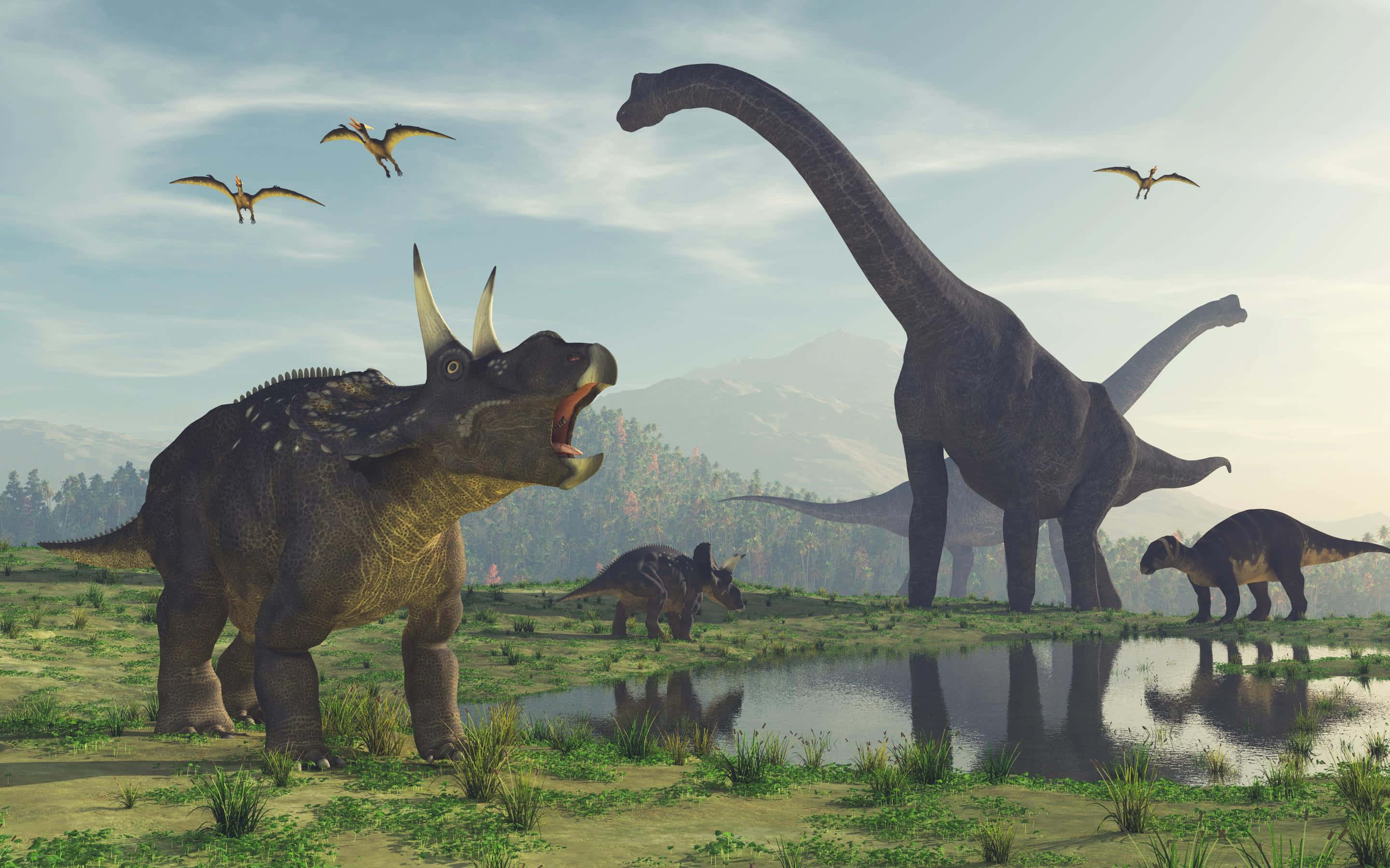 3d Dinosaur 桌布 壁紙 — 一群恐龍，包括一隻咆哮的三角龍和長頸的蜥腳類恐龍，在茂密的史前平原上漫步，頭頂有飛行的爬行動物。