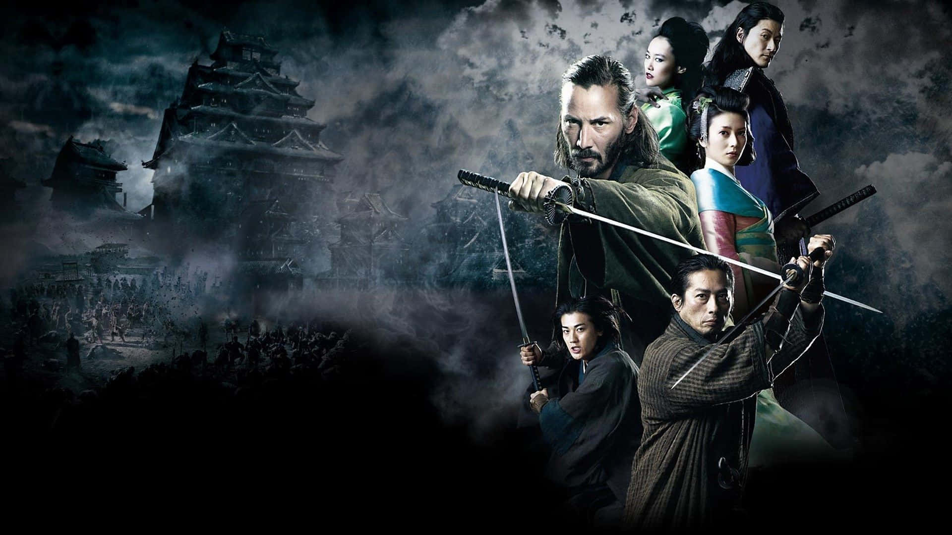 47 Ronin 桌布 壁紙 — 一群戲劇性的武士手持刀劍，在風暴天空下，挑釁地站在霧氣籠罩的封建日本城堡前。