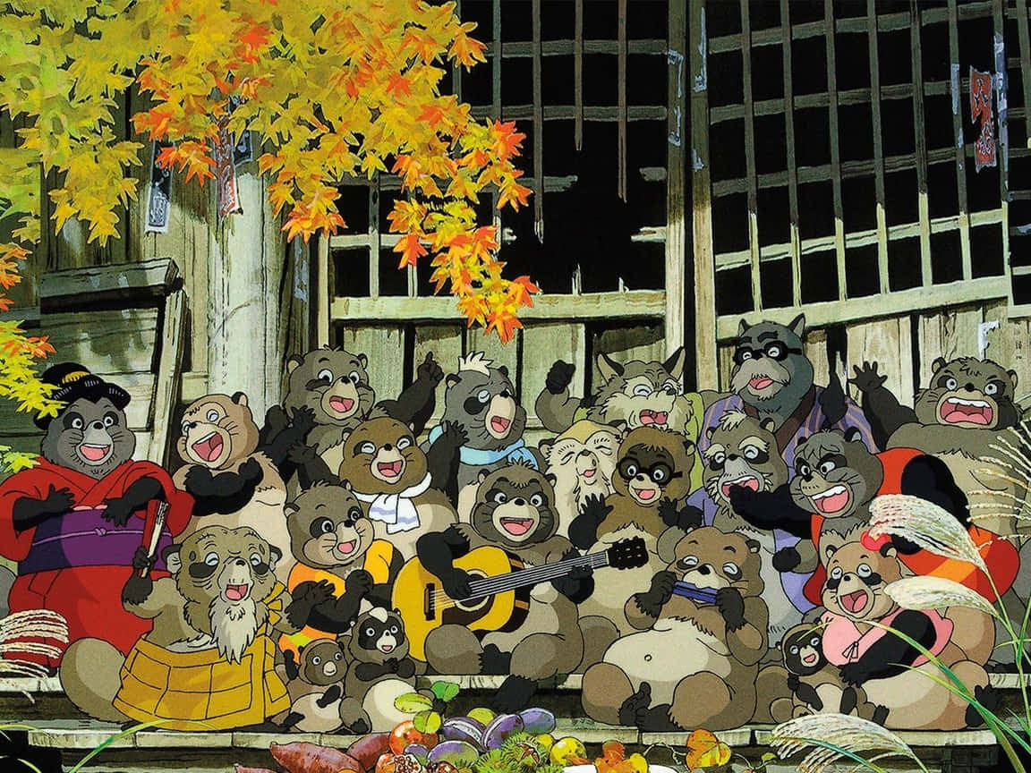 pom poko 桌布 壁紙 — 一群歡樂的擬人化浣熊穿著傳統日本服裝，在秋天的楓樹下聚集，演奏樂器並以鮮豔的色彩慶祝。