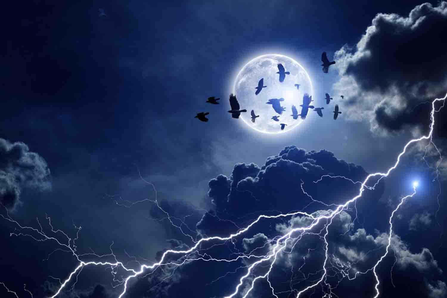 Thunderstorm 桌布 壁紙 — 一群烏鴉在滿月前飛過，閃電劃破暴風雨的夜空。
