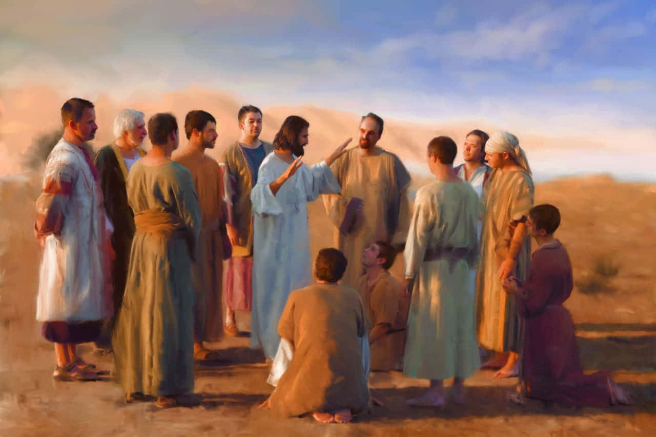 Jesus Disciples 桌布 壁紙 — 一群穿著古代長袍的男子在沙漠景觀中聚集，天空柔和湛藍，溫暖的金色光芒灑落。