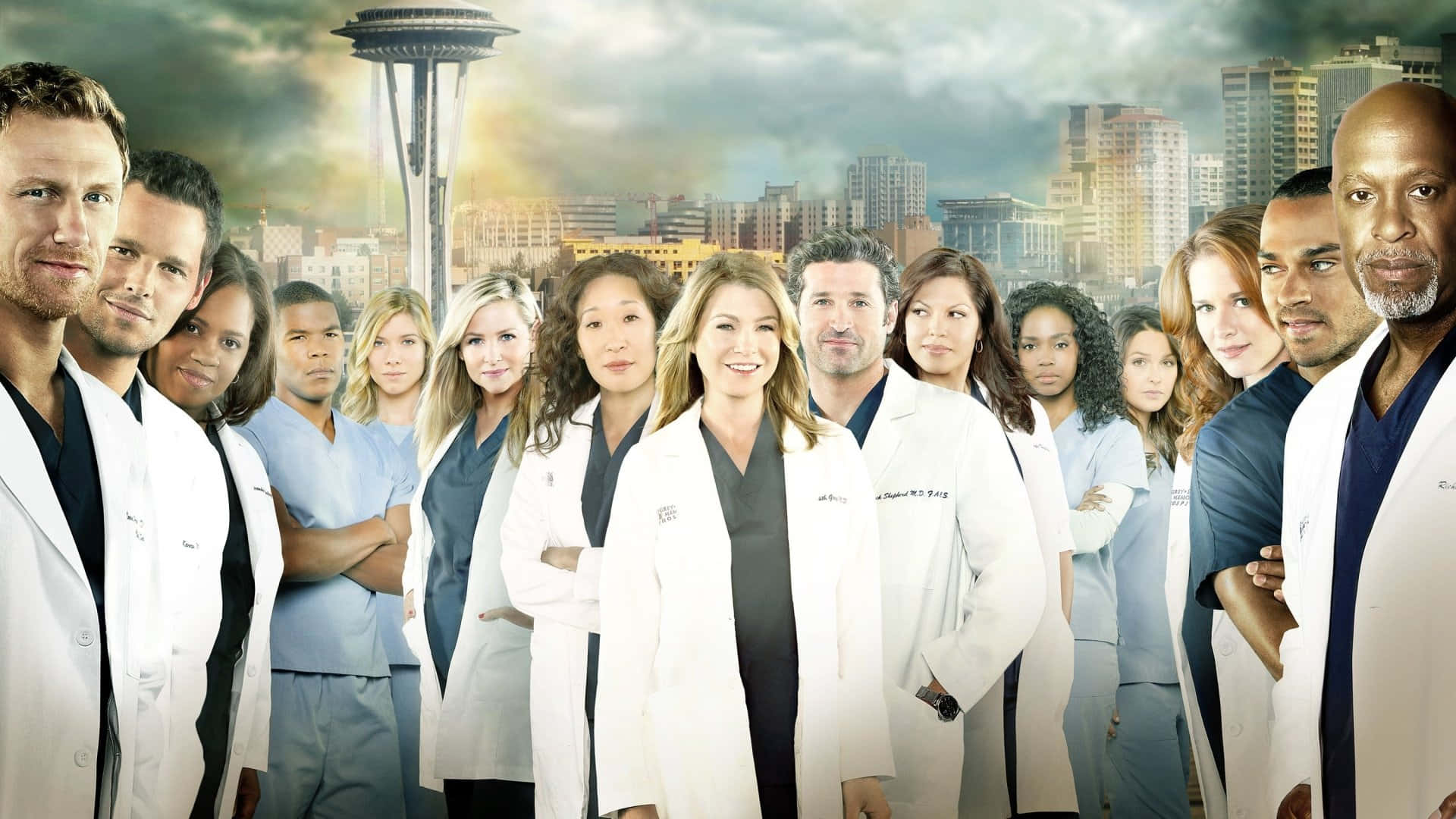 Grey's Anatomy 桌布 壁紙 — 一群穿著白袍和手術服的多元化醫生，在戲劇性的多雲天空下，自信地站在以太空針塔為特色的西雅圖天際線前。