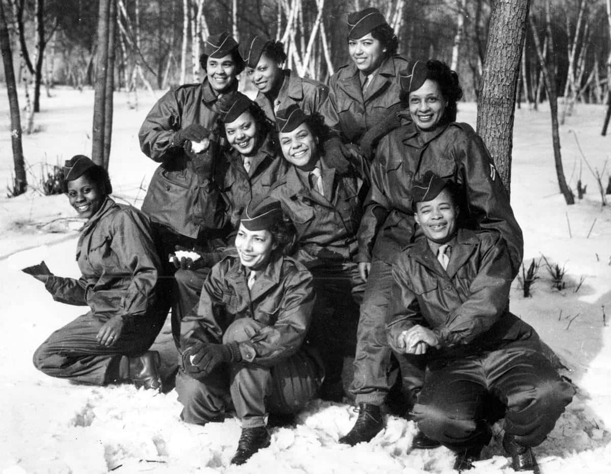 一群穿著軍服嘅女性喺雪地中擺姿勢 壁紙