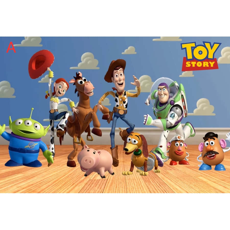toys 桌布 壁紙 — 一群色彩繽紛的《反斗奇兵》角色在木地板上開心地擺姿勢，背景是藍天白雲。