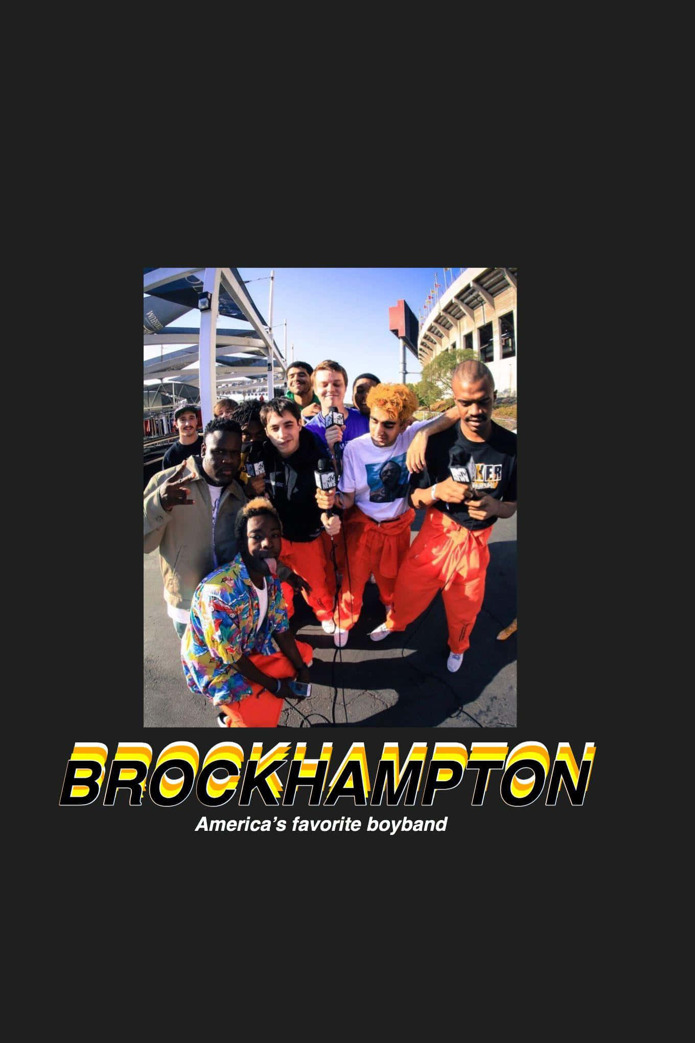 Brockhampton 桌布 壁紙 — 一群身穿大膽色彩服裝的男子在明亮的日光下於體育館外愉快地擺姿勢。