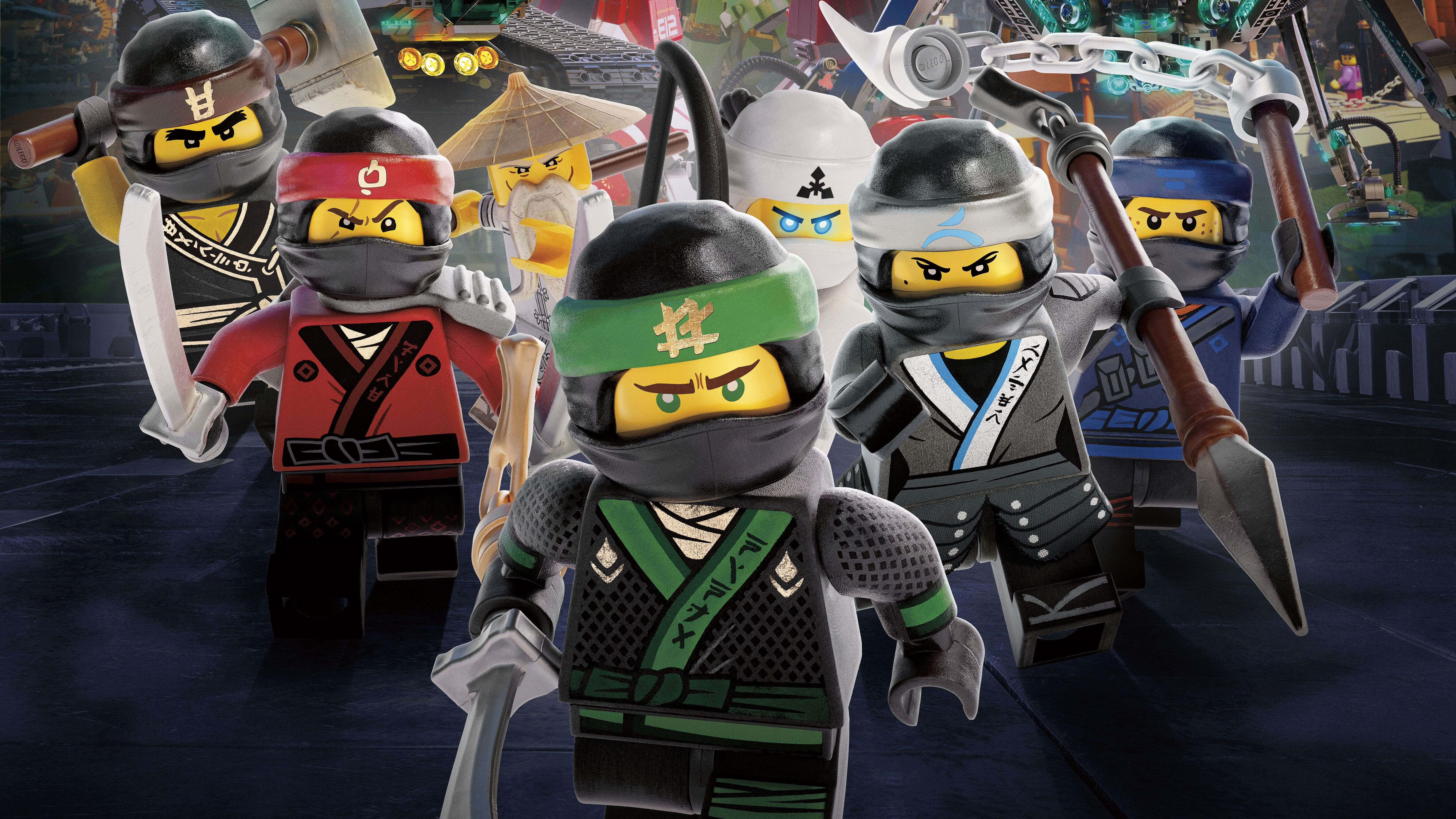 Ninjago 桌布 壁紙 — 一群身穿忍者裝備的LEGO Ninjago角色在黑暗的城市環境中手持武器準備就緒。