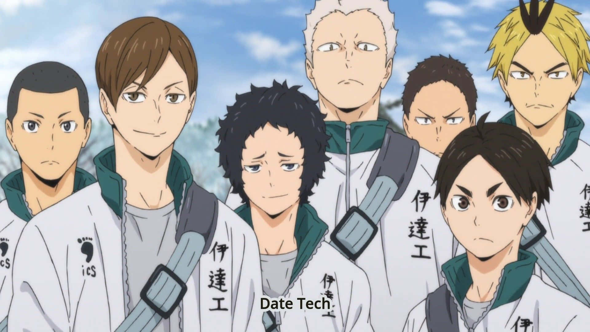 Date Tech High 桌布 壁紙 — 一群身穿白色和綠色制服嘅動漫排球選手，喺有 fluffy 雲嘅明亮藍天下企埋一齊。