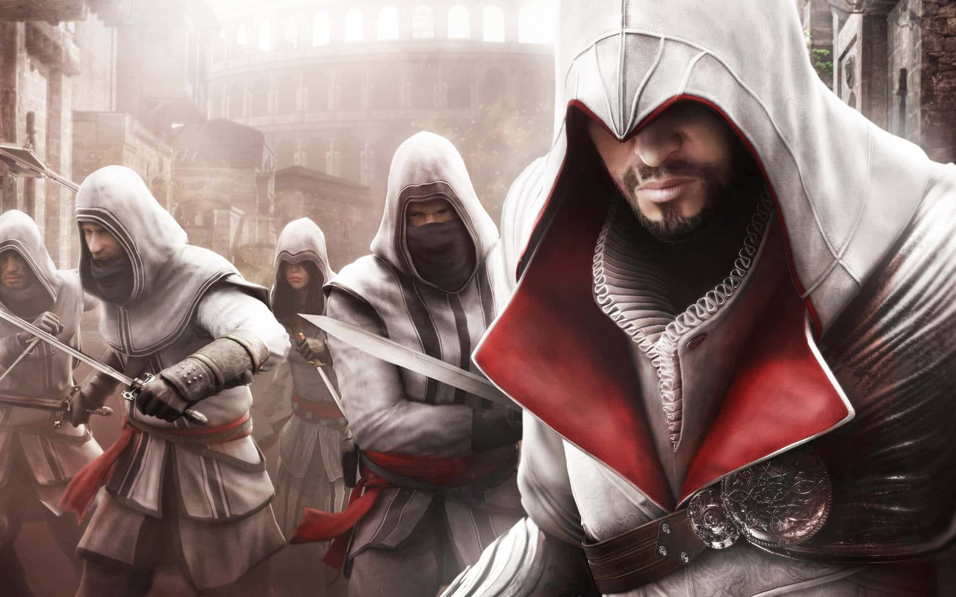Assassin's Creed Ezio 桌布 壁紙 — 一群身穿白色長袍、帶有紅色點綴的蒙面刺客，在迷霧籠罩的古城街道上手持劍刃，蓄勢待發。