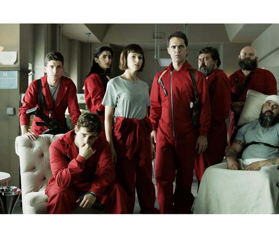 Money Heist 桌布 壁紙 — 一群身穿紅色連身衣的囚犯在簡陋的醫院房間裡站著和坐著，表情緊張。