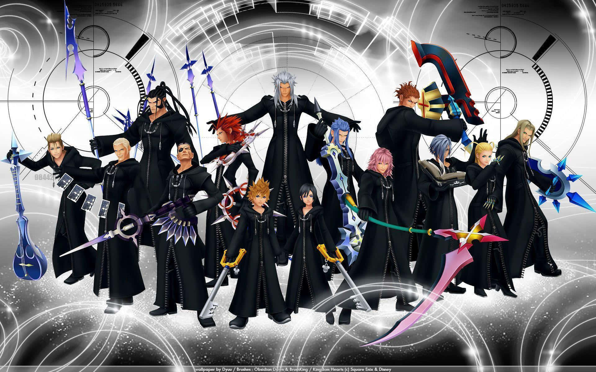 Kingdom Hearts Organization 13 桌布 壁紙 — 一群身穿黑色斗篷的動畫戰士，手持發光的鍵刃，站在旋轉的銀白色機械背景前。