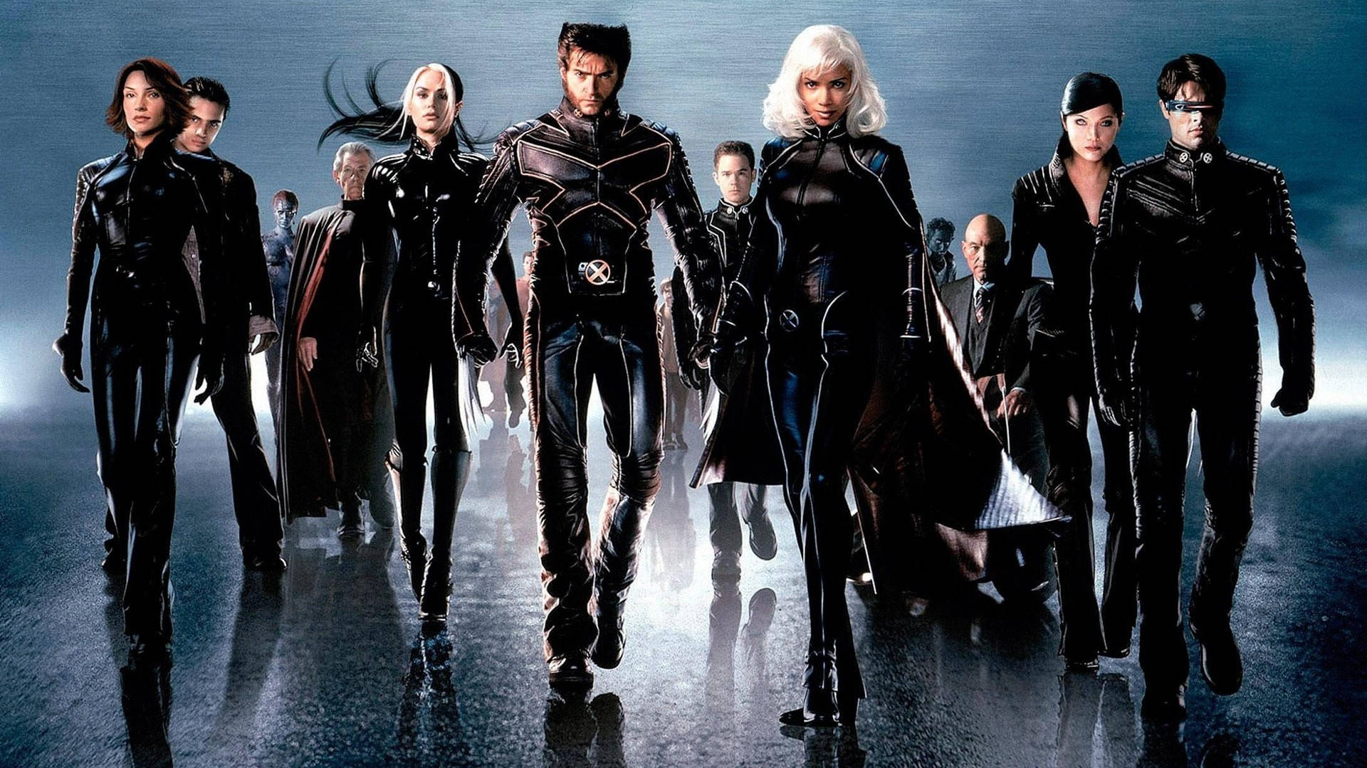 X Men Movie The Last Stand 2006 壁紙 — 一群身穿黑色服裝的X-Men在戲劇性的藍色燈光下，在反光的濕滑表面上大步前進。
