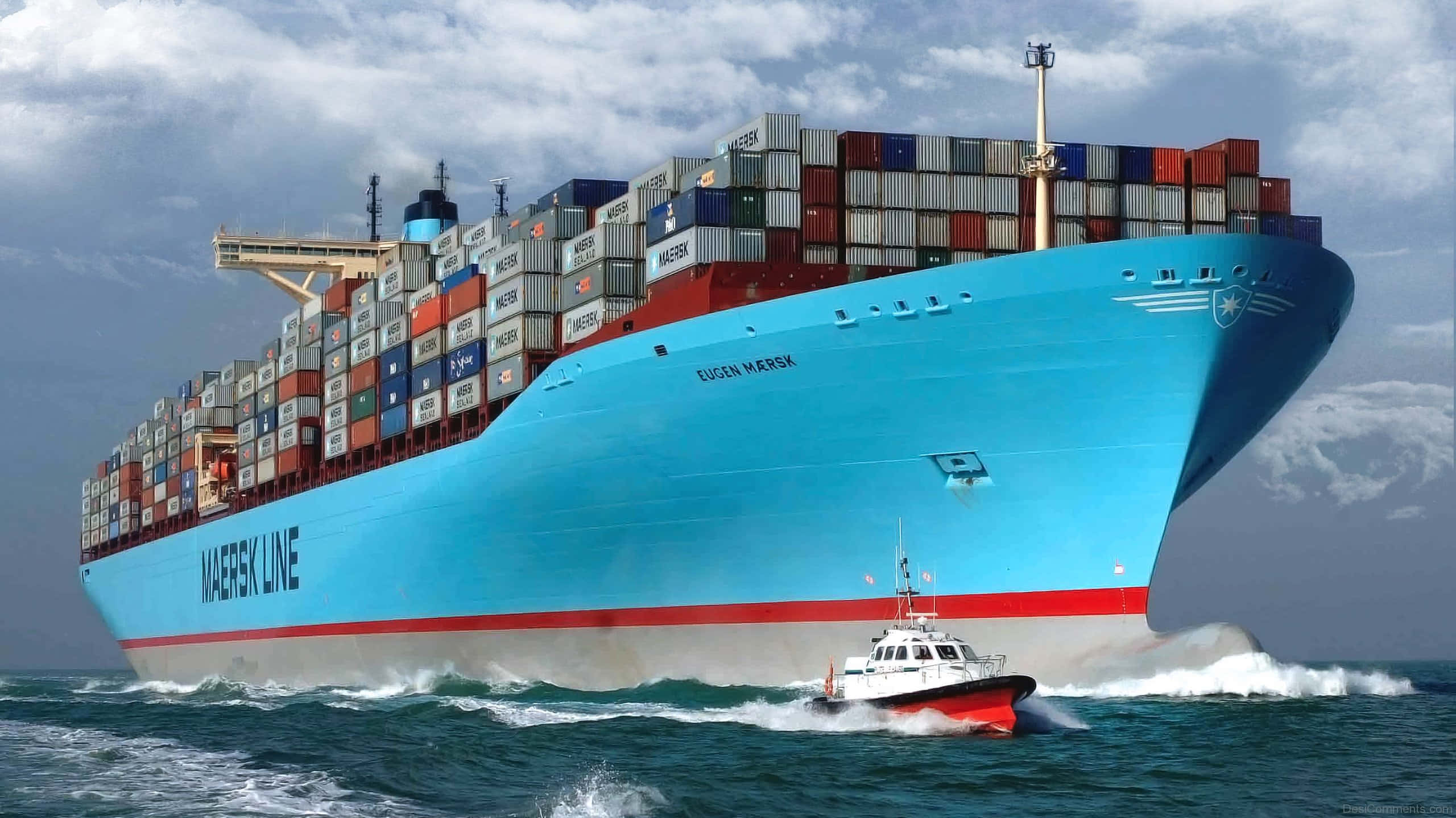 Ship 桌布 壁紙 — 一艘名為 Eugen Merk 的巨型藍色馬士基航運公司貨櫃船在波濤洶湧的海面上航行，附近有一艘紅白色的小型拖船。