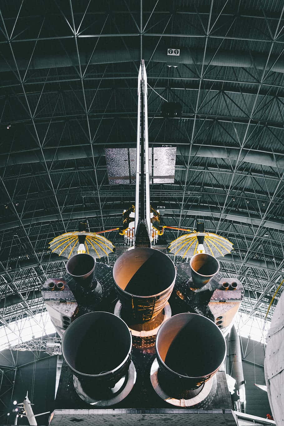 一艘大型太空船停泊在機庫中 壁紙