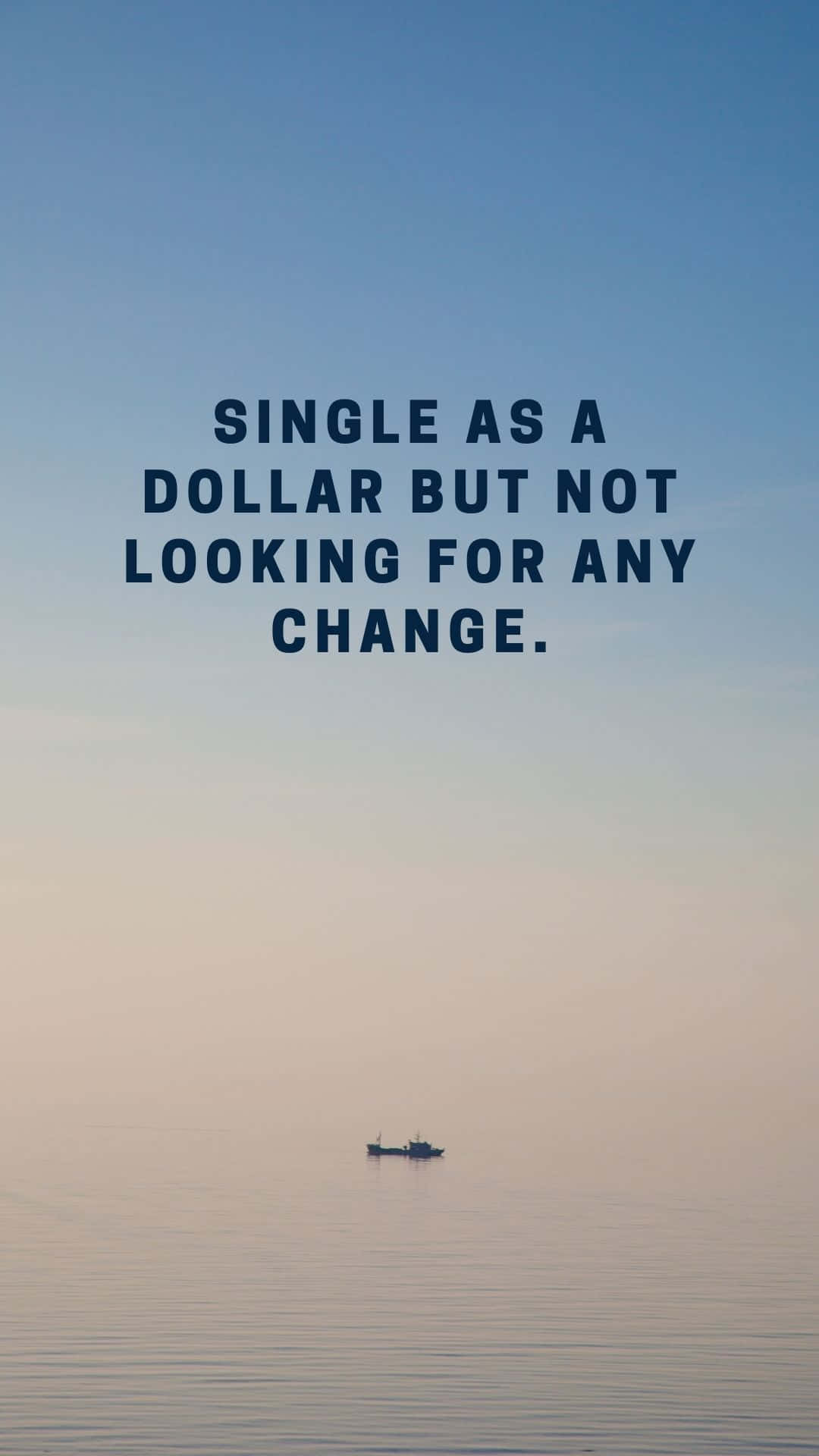 Single 桌布 壁紙 — 一艘孤獨的小船平靜地漂浮在平靜的水面上，柔和漸變的天空下覆蓋著勵志文字。