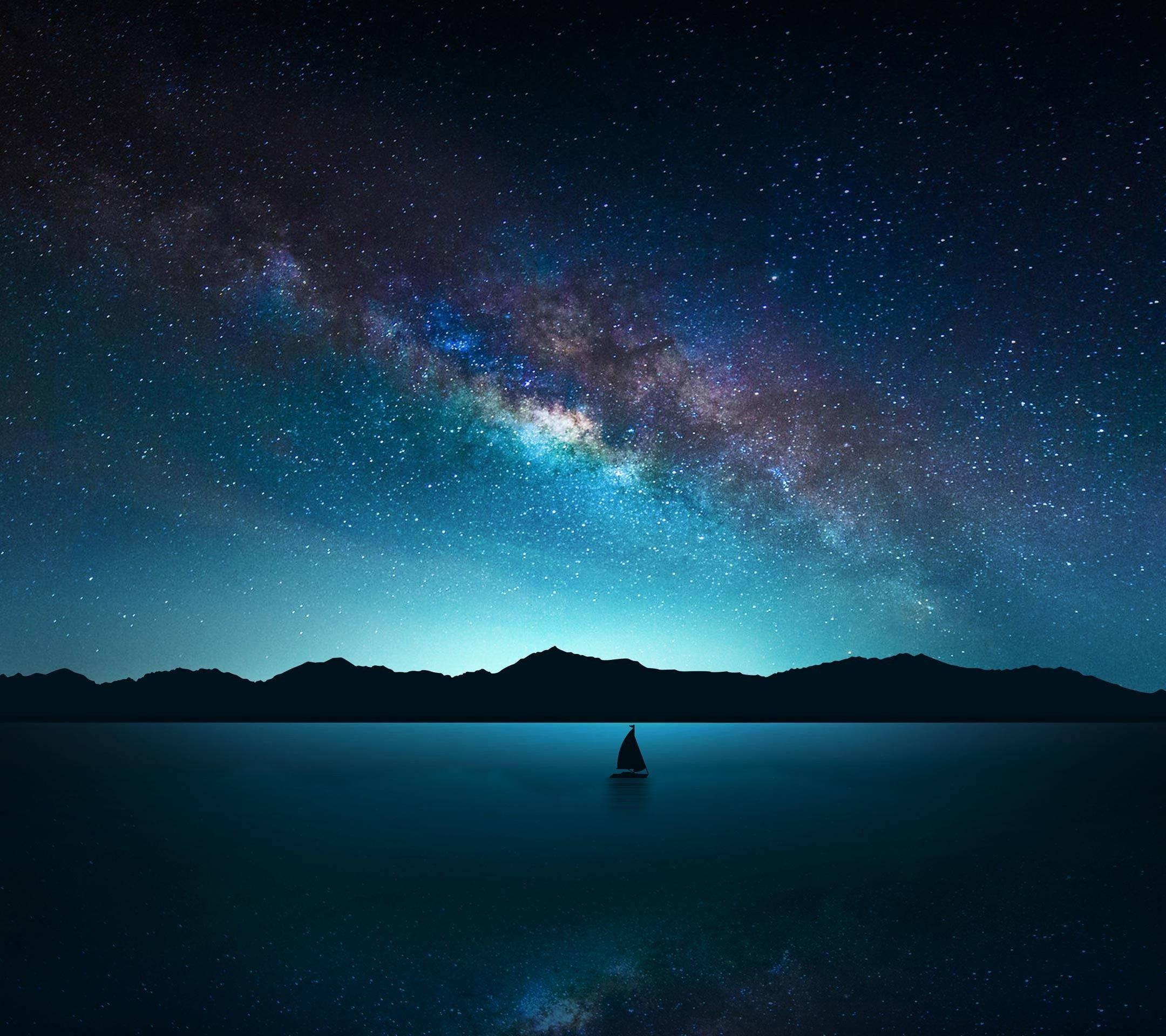 Starry 桌布 壁紙 — 一艘孤獨的帆船在寧靜的湖面上滑行，頭頂上是令人嘆為觀止的星空，銀河拱起。