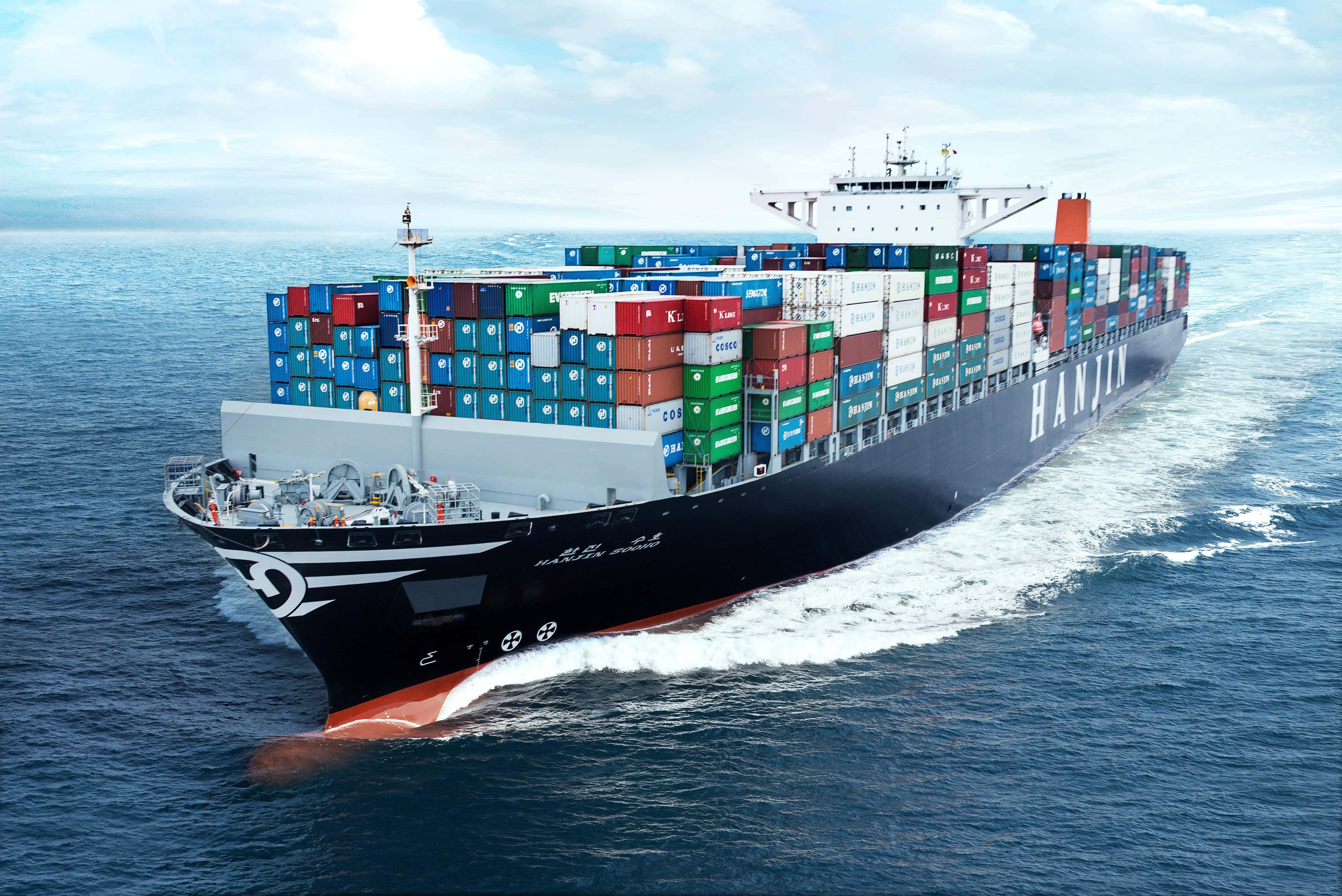 Ship 桌布 壁紙 — 一艘巨大的Hanjin貨櫃船在明亮的陰天下劃過深藍色的海浪。