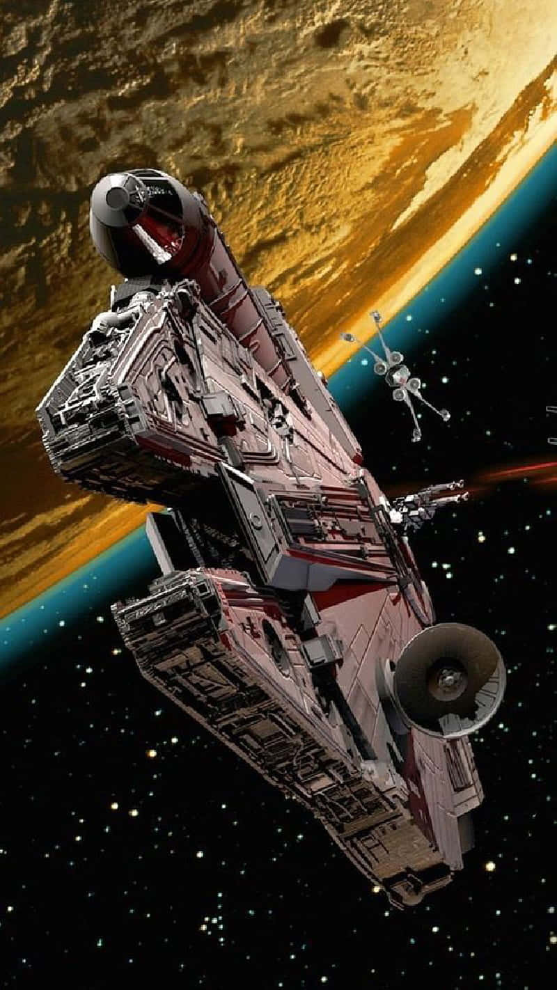 Interstellar Travel 桌布 壁紙 — 一艘巨大的星艦，帶有紅色和灰色裝甲，在太空中飛行，靠近一個巨大的橙色行星，附近有較小的戰鬥機。