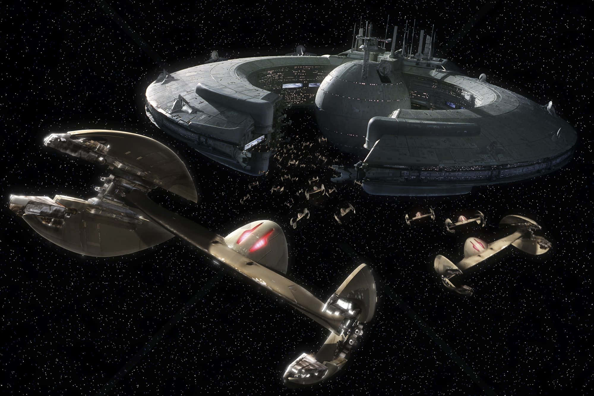 The Trade Federation 桌布 壁紙 — 一艘巨大的星艦，配備發光的紅色引擎和較小的戰鬥機，在星空的背景下繞著一個巨大的太空站運行。