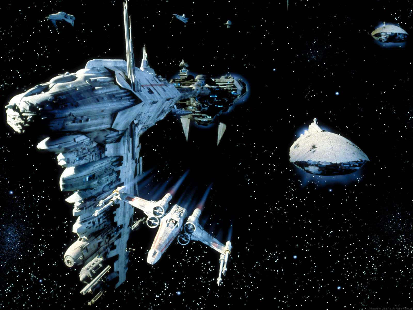 The Trench Run 桌布 壁紙 — 一艘巨大的星艦和X翼戰機在發光引擎的死星附近星空中翱翔。