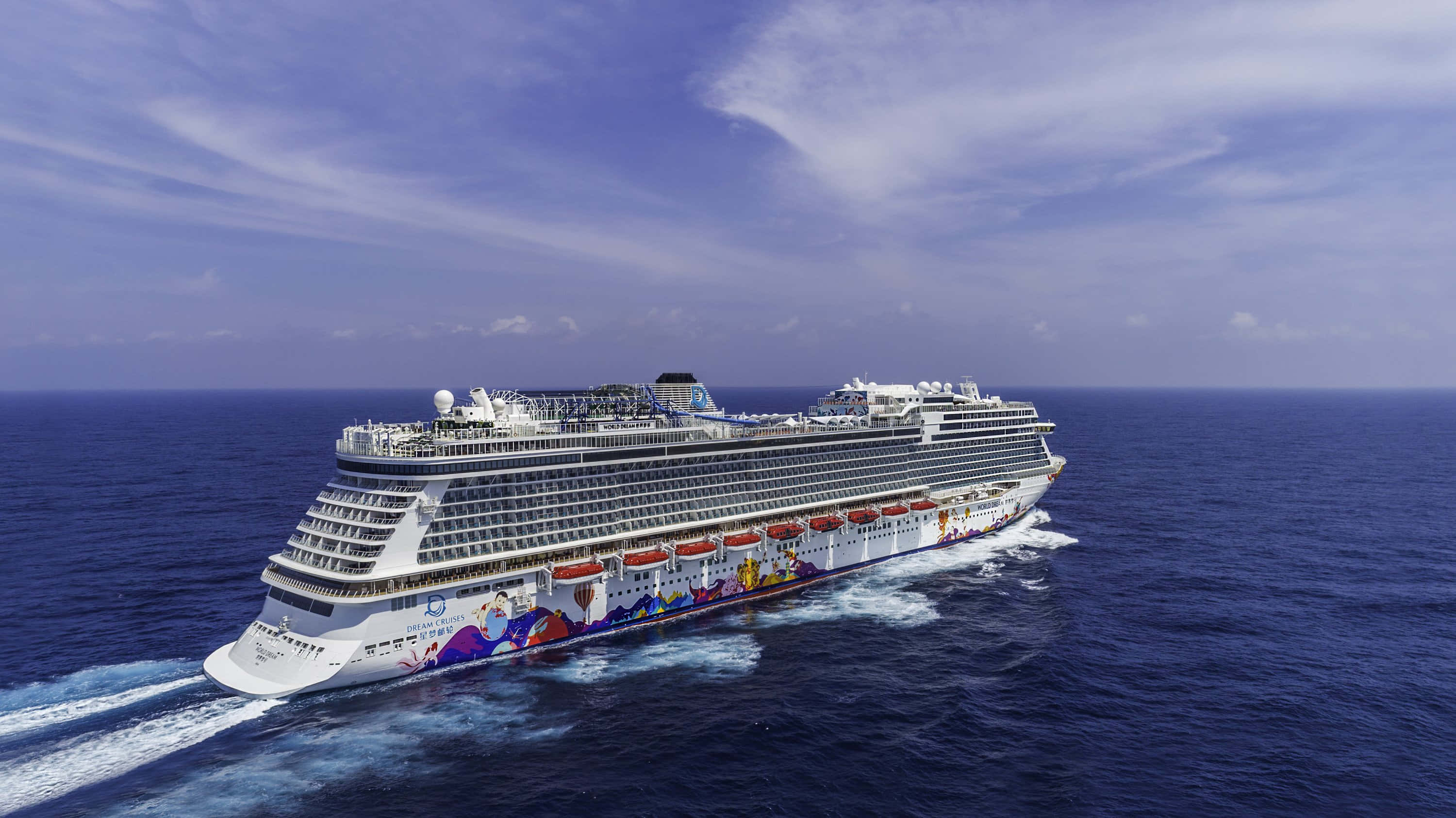 Cruise Ship 桌布 壁紙 — 一艘巨大的迪士尼郵輪在部分多雲的天空下航行於深藍色海洋，留下白色尾跡。