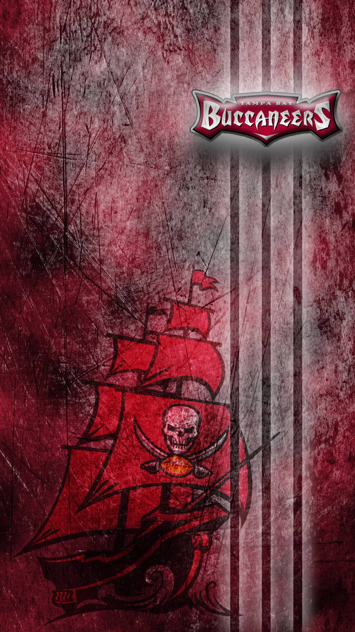 白色 桌布 壁紙 — 一艘帶有骷髏標誌的粗糙紅灰色海盜船，在「Buccaneers」標誌下，以風化紋理背景航行。