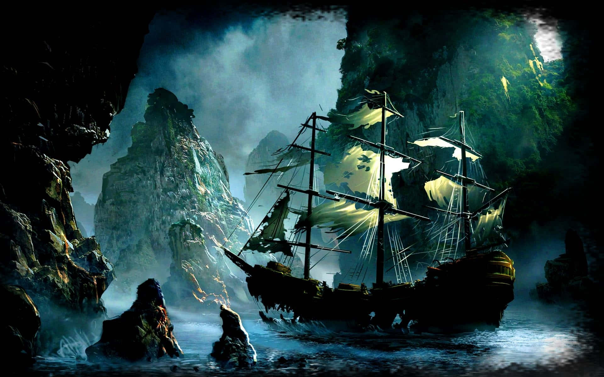 Pirates Of The Caribbean 桌布 壁紙 — 一艘幽靈海盜船駛過一個迷霧籠罩的洞穴，洞穴中有高聳的懸崖和從上方透進來的綠色光芒。